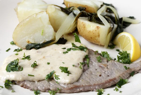 Veal escalope with gravy and potatoes — Stock Photo, Image