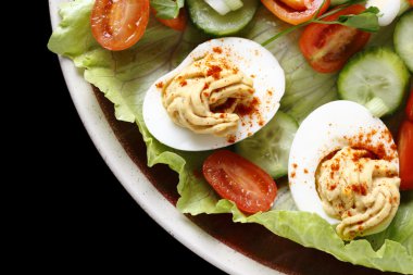 Baharatlı ve acılı yumurta salatası tatlı