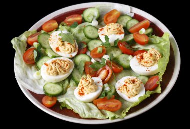 Baharatlı ve acılı yumurta salatası üzerine siyah