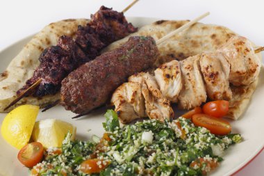 Arap tarzı Barbekü yemek meze ile