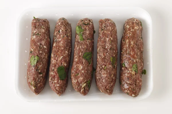 Kofta d'agneau cru dans un plateau — Photo