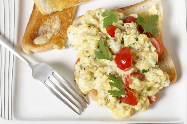 Scrambled egg and tomatoes from above — Stock Photo, Image