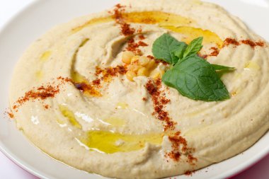 Humus channa dal üzerinden