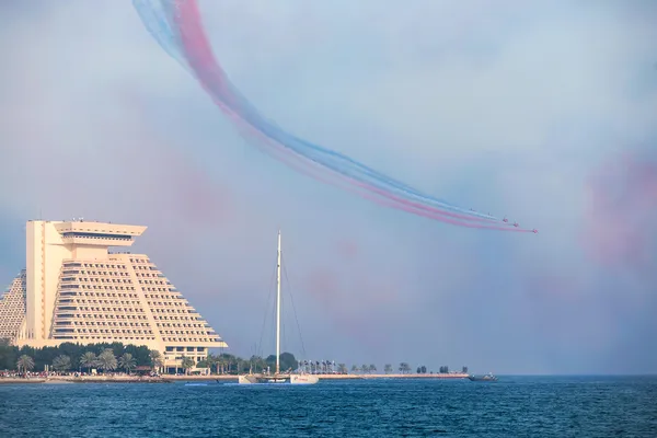 Red Arrows over Doha  Bay — Stock Photo, Image