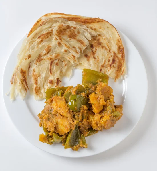Aloo capsicum curry e paratha alto angolo — Foto Stock