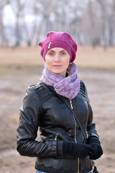 Woman in red beret and black leather jacket — Stock Photo, Image