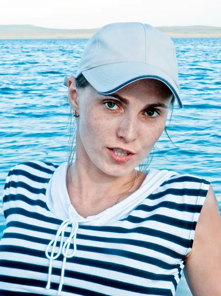 Porträt einer Frau auf dem Wasser Hintergrund — Stockfoto