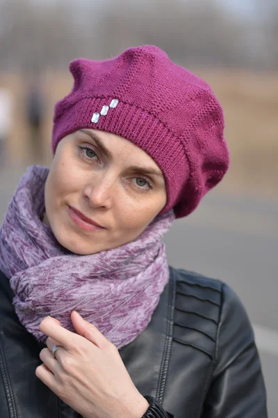 Woman in pink beret and black leather jacket on a walk — Stock Photo, Image
