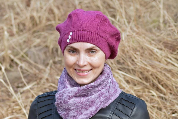 Frau in rosa Baskenmütze und schwarzer Lederjacke — Stockfoto