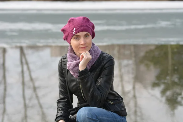 ピンクのベレー帽と黒革のジャケットの女 — ストック写真