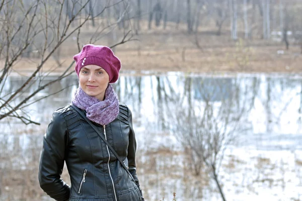 Žena v růžovou baret a černou koženou bundu — Stock fotografie