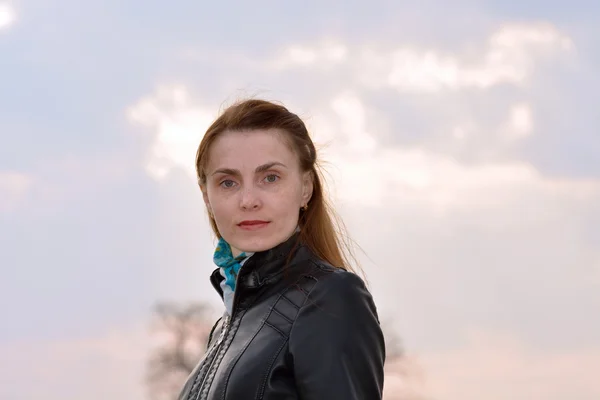 Mulher contra o céu da noite — Fotografia de Stock