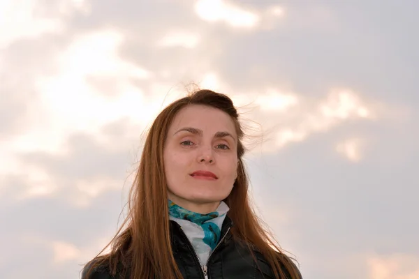 Woman against the evening sky — Stock Photo, Image