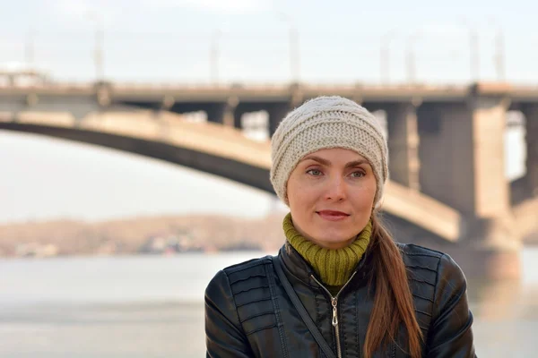 Kvinna på bakgrund av bron — Stockfoto