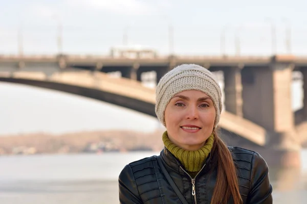 Frau auf dem Hintergrund der Brücke — Stockfoto