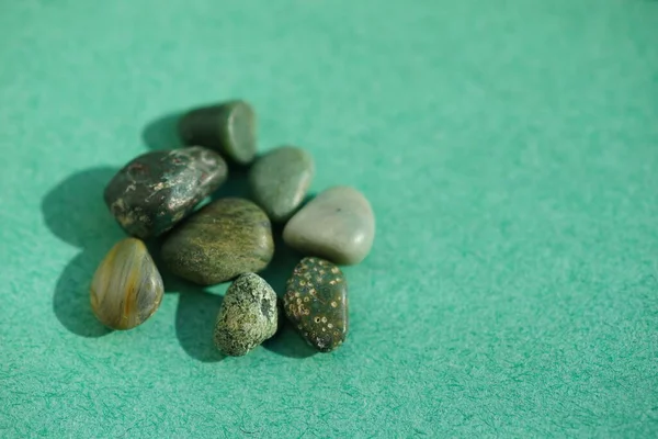 Set Green Pebble Stones Green Sunny Table Copy Space — Stock Photo, Image