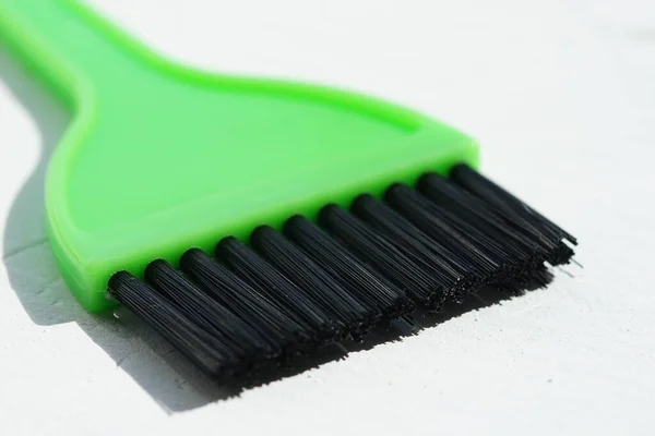 Nuova Spazzola Tintura Capelli Verde Tavolo Bianco — Foto Stock