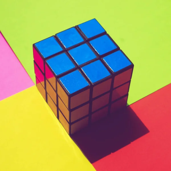 色彩艳丽的桌子上的玩具Rubik立方体 — 图库照片