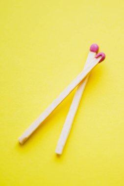 Sarı kağıt bir masada iki kibrit..