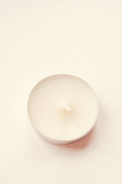 Beyaz masada yeni bir beyaz mum..
