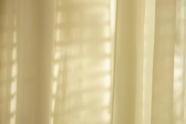 Güneşli bir günde beyaz organza tülünün arkaplanı.