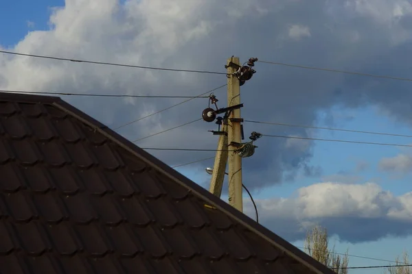 Strommast Mit Drähten Dachnähe Bei Blauem Bewölkten Himmel — Stockfoto