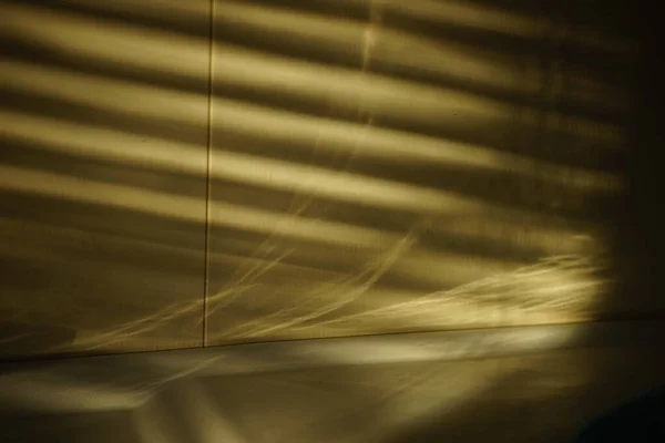 Vägg Med Gyllene Ljus Och Svarta Skuggor Från Persienner — Stockfoto