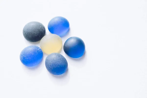 Flor Azul Hecha Piedras Vidrio Sobre Papel Blanco Copiar Espacio — Foto de Stock