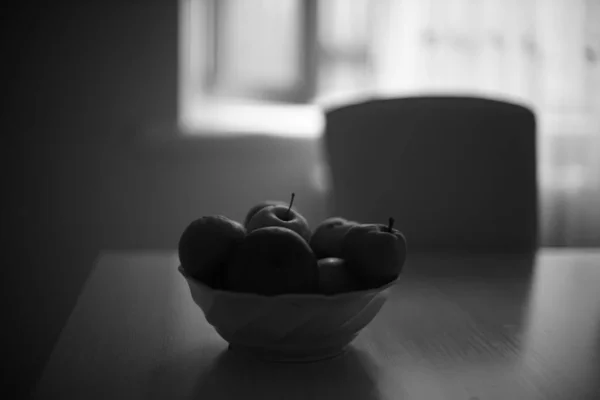 어두운 방에서 사과와 먹는다 의자의 배경에서 측면을 수있다 — 스톡 사진