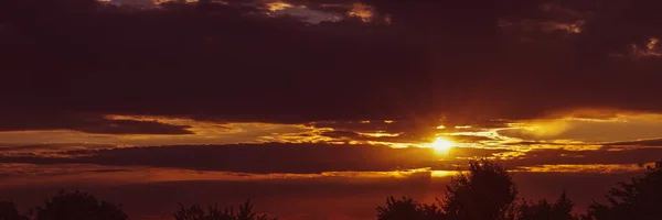 Луч Заходящего Солнца Пробивается Сквозь Облака — стоковое фото