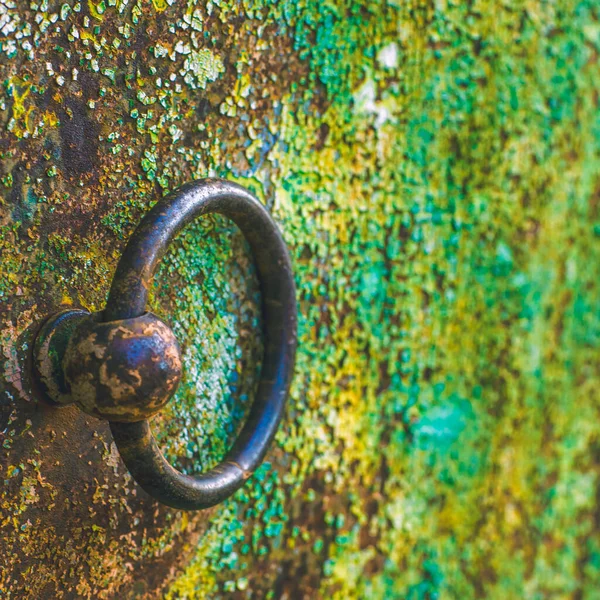 Oude Ronde Ijzeren Bruine Deurknop Groene Armoedige Poort — Stockfoto