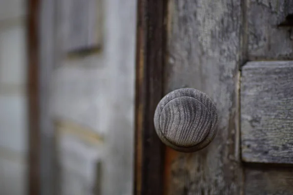 Brązowe Brudne Drewniane Drzwi Okrągłym Pokrętłem — Zdjęcie stockowe