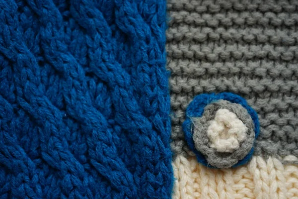 Knitted Scarf Pattern Blue Gery Threads Small Knitted Flower Scarf — Stock Photo, Image