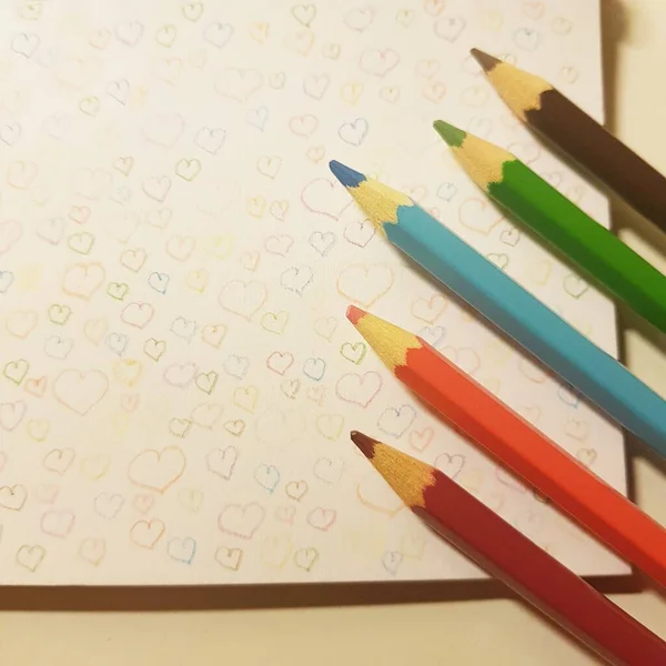 Lápices Colores Sobre Papel Cuaderno Blanco Con Corazones Dibujados — Foto de Stock