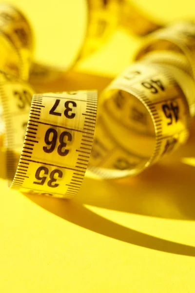 Yellow Measuring Tape Sunny Table Closeup Summer Style — Stock Photo, Image