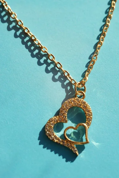 Goldkette Mit Anhänger Form Von Zwei Herzen Steinen Auf Einem — Stockfoto