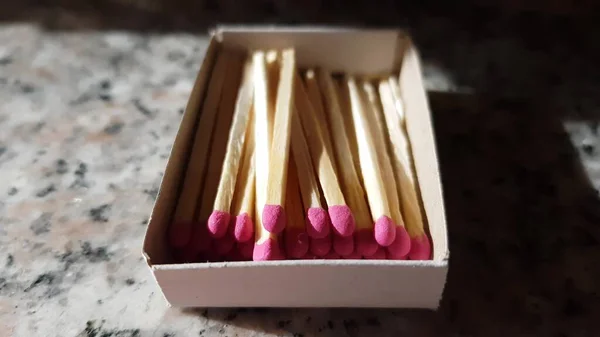 Caixa Papelão Com Fósforos Rosa Uma Mesa Granito — Fotografia de Stock