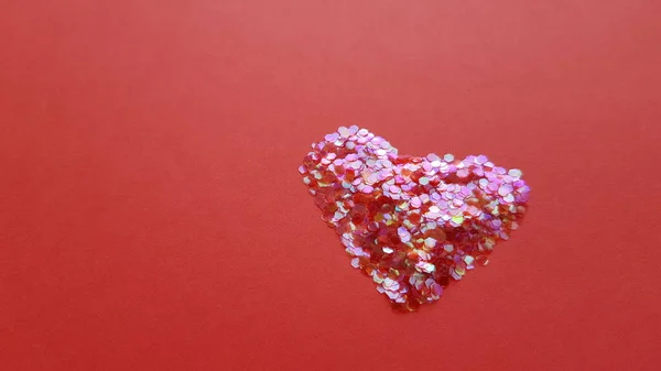 Corazón Hecho Lentejuelas Rojas Una Mesa Espacio Para Copiar — Foto de Stock