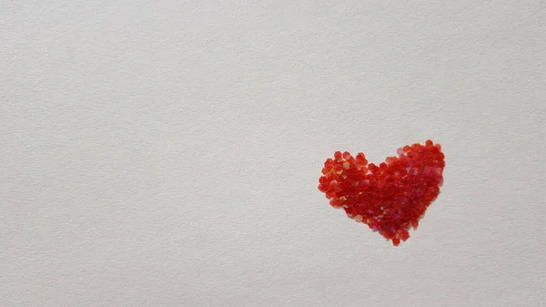 Punainen Sydän Valmistettu Paljetteja Valkoisella Paperipöydällä Kopioi Tila — kuvapankkivalokuva