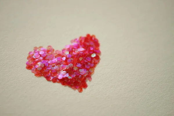 Coração Vermelho Feito Lantejoulas Uma Mesa Papel Bege — Fotografia de Stock