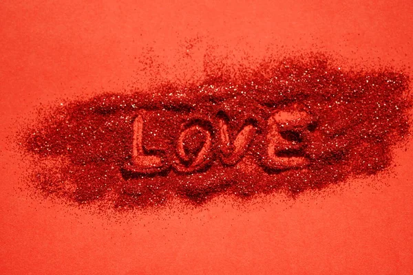 Червоний Стіл Блискучими Блискітками Намальованим Пальцем Любовним Текстом — стокове фото