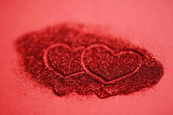 Rött Bord Med Två Hjärtan Fingret Målat Glitter — Stockfoto