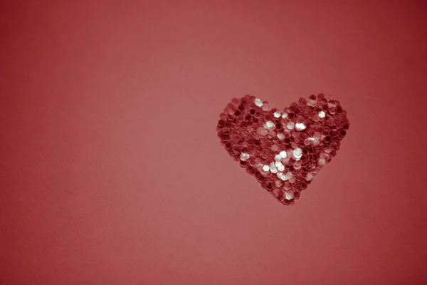 Sauberes Herz Aus Pailletten Auf Einem Roten Tisch Kopierraum — Stockfoto