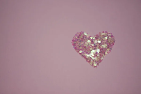 Pinkfarbenes Herz Aus Pailletten Auf Einem Roten Tisch Kopierraum — Stockfoto