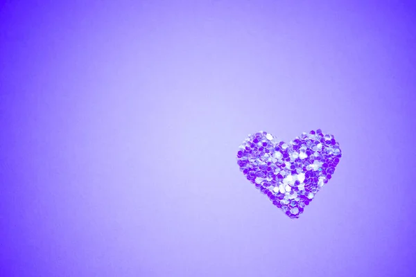 Corazón Violeta Hecho Lentejuelas Sobre Una Mesa Púrpura Copiar Espacio —  Fotos de Stock