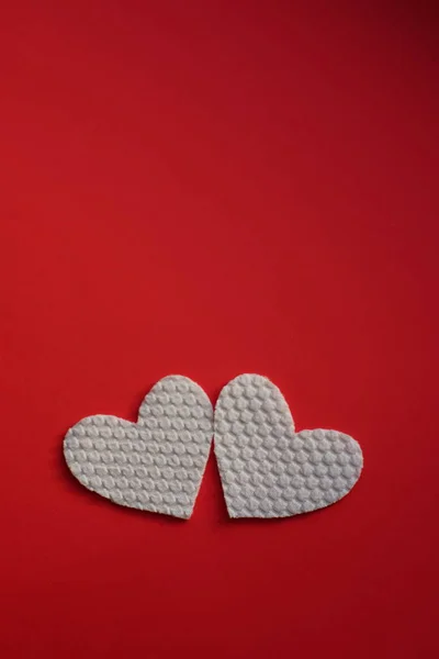 Två Vita Tyghjärtan Levande Rött Bord Konstkort — Stockfoto