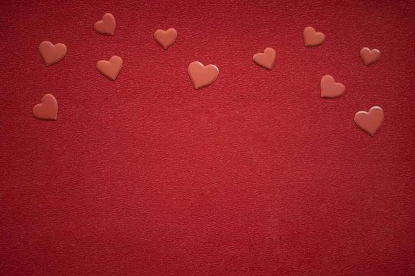 赤い紙のテーブルの上に素敵な赤い心 アート カード スペースのコピー — ストック写真