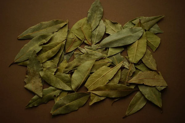 Heap Dry Green Bay Leaves Brown Table Top View — Stock Photo, Image