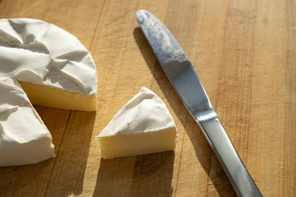 Rebanada Queso Camembert Entero Con Cuchillo Plata Una Tabla Madera —  Fotos de Stock