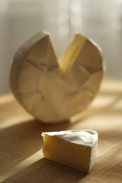 Fetta Formaggio Camembert Altra Parte Intera Tavolo Legno — Foto Stock